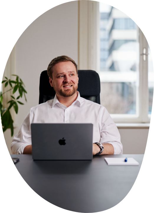 Florian Prohaska im Business Outfit