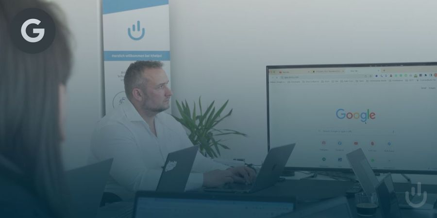 Mann und Frau schauen auf einen Bildschirm