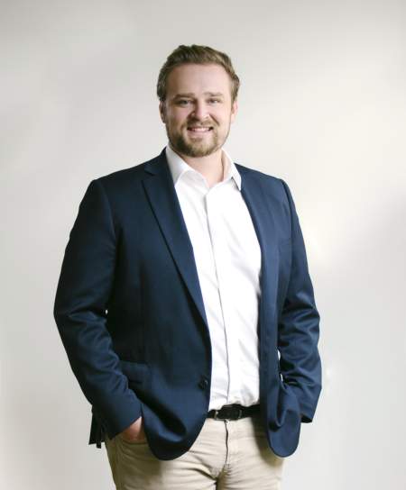 Florian Prohaska im Business-Outfit - Co-Founder von ithelps